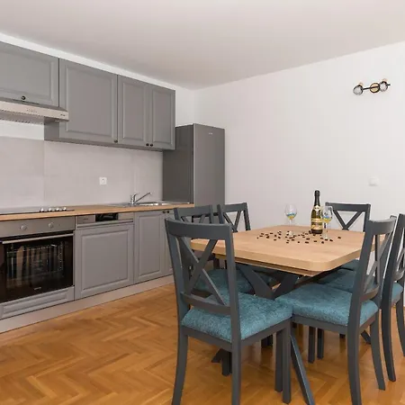 Apartment Deluxe 3 Bedroom With Sea View